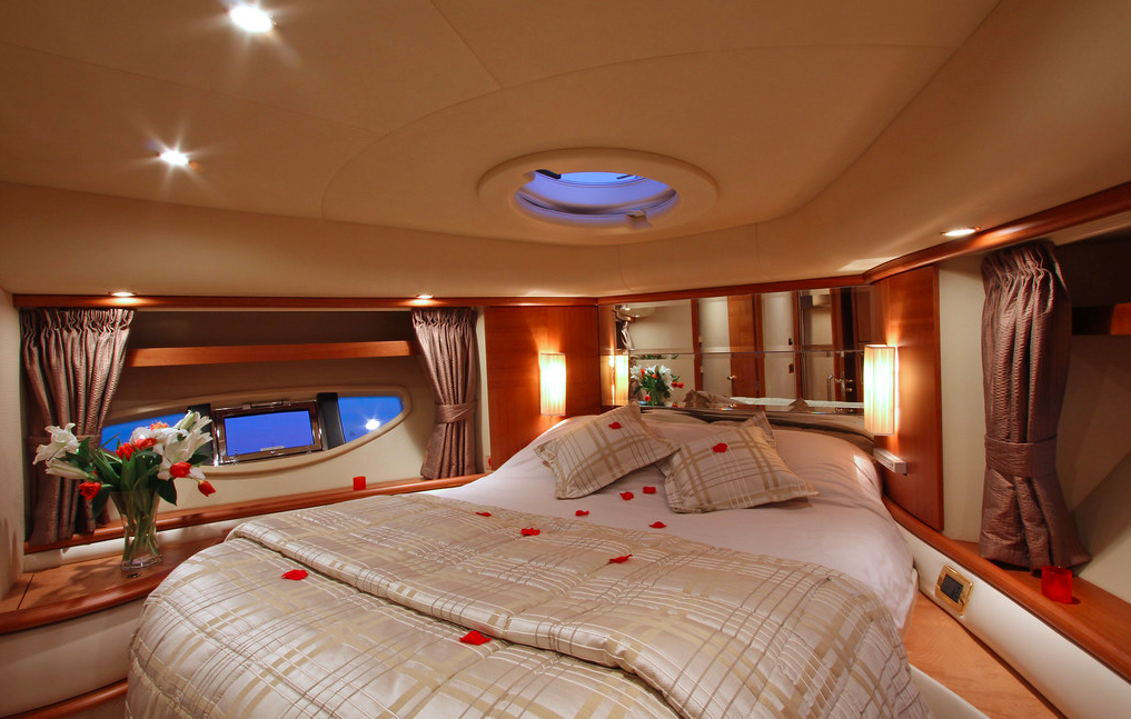 Azimut 62 Evo yacht for sale VIP cabin