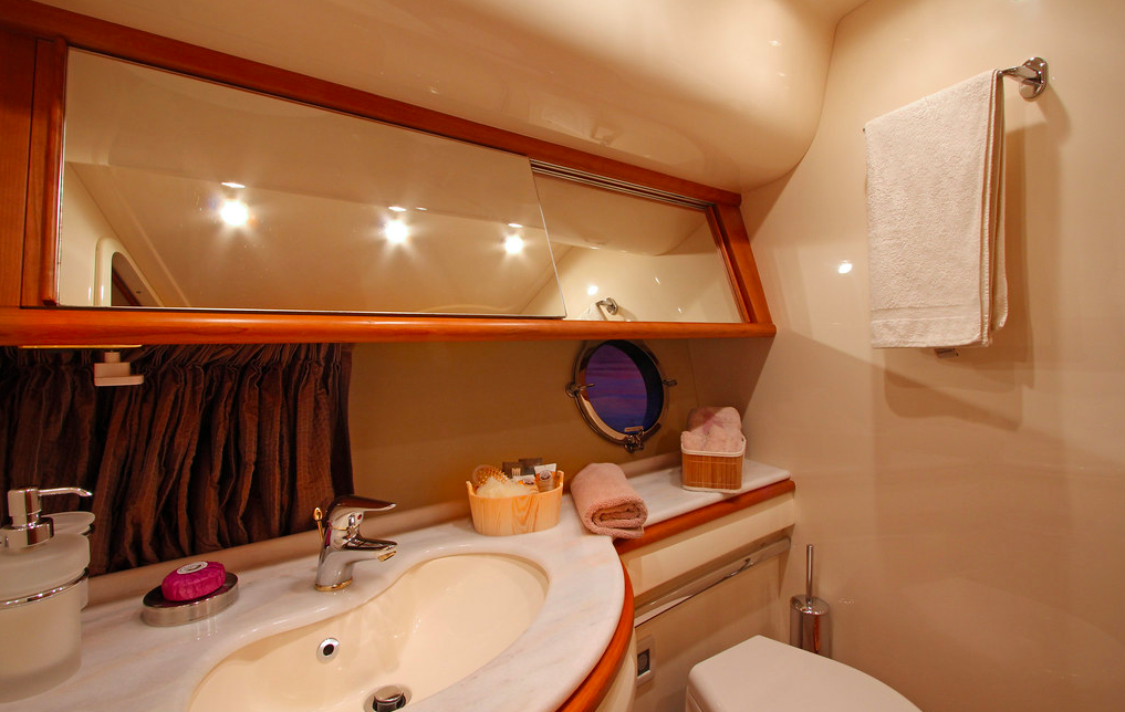 Azimut 62 Evo yacht for sale head