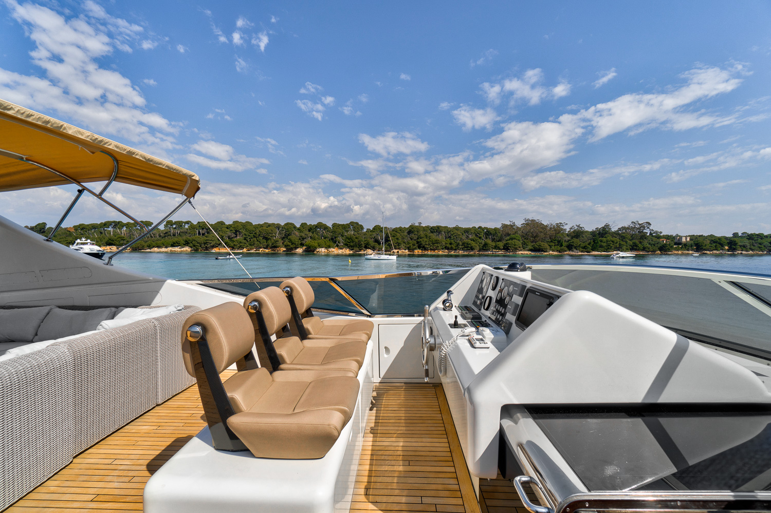 Falcon 90 Yacht For Sale Flybridge Helm 1