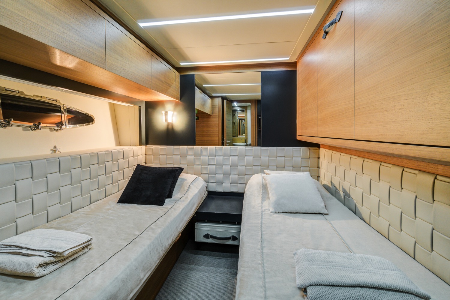 Pershing-92-Doris-yacht-for-sale-17