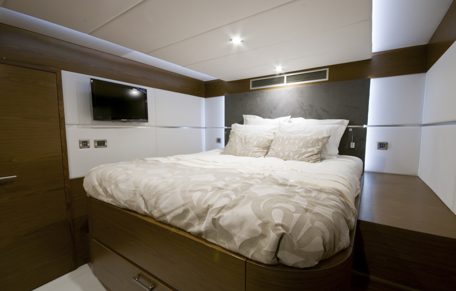 sunreef 70 power yacht for sale guest cabin