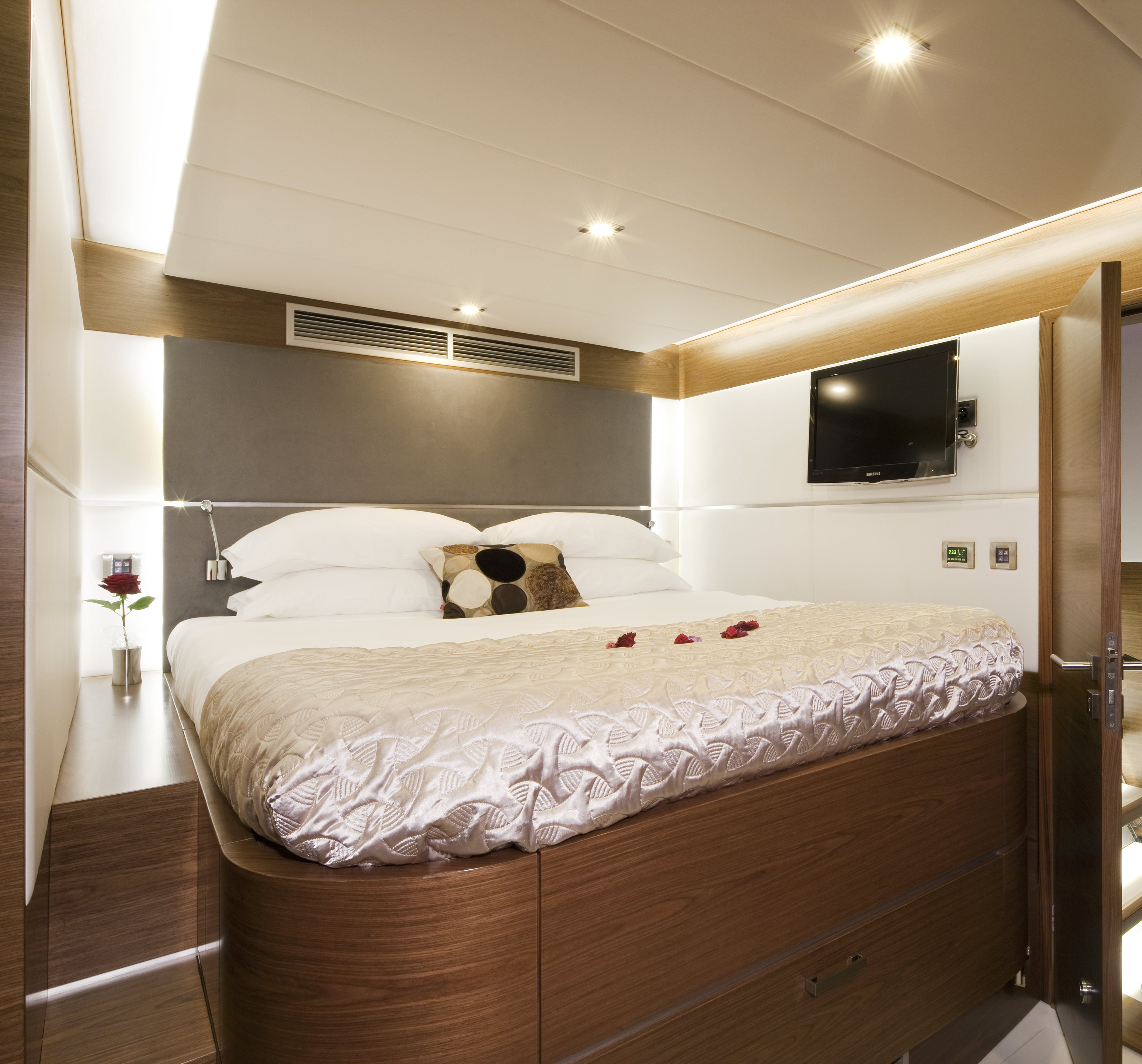 sunreef 70 power yacht for sale vip cabin-min