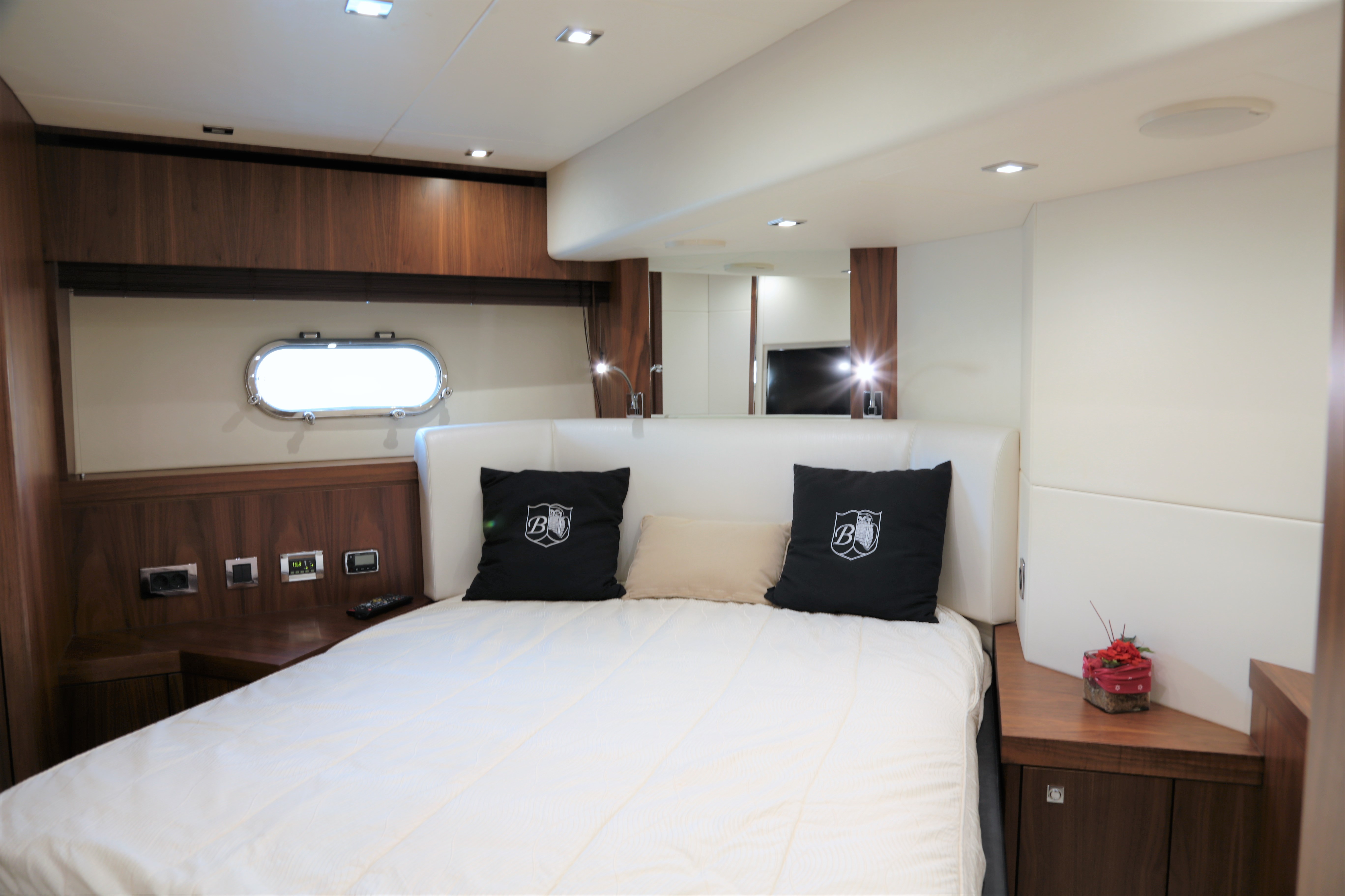 sunseeker manhattan 73 yacht for sale 12